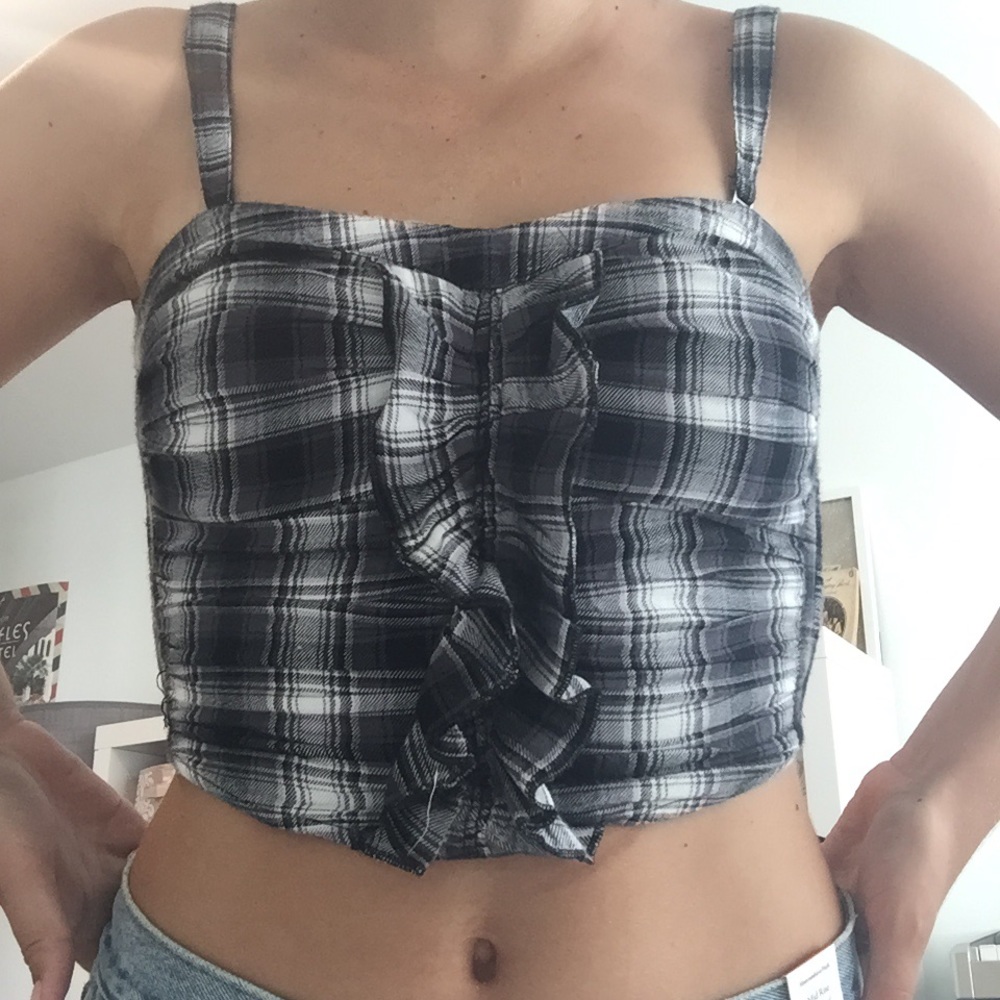 - Good quality crop top with removable straps